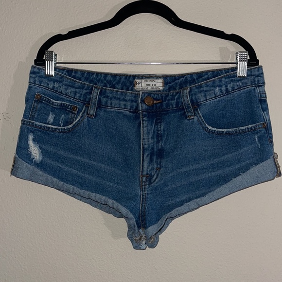 FREE PEOPLE CUFFED RAW HEM SHORT SHORTS SIZE 29 Medium light wash. - Picture 4 of 12